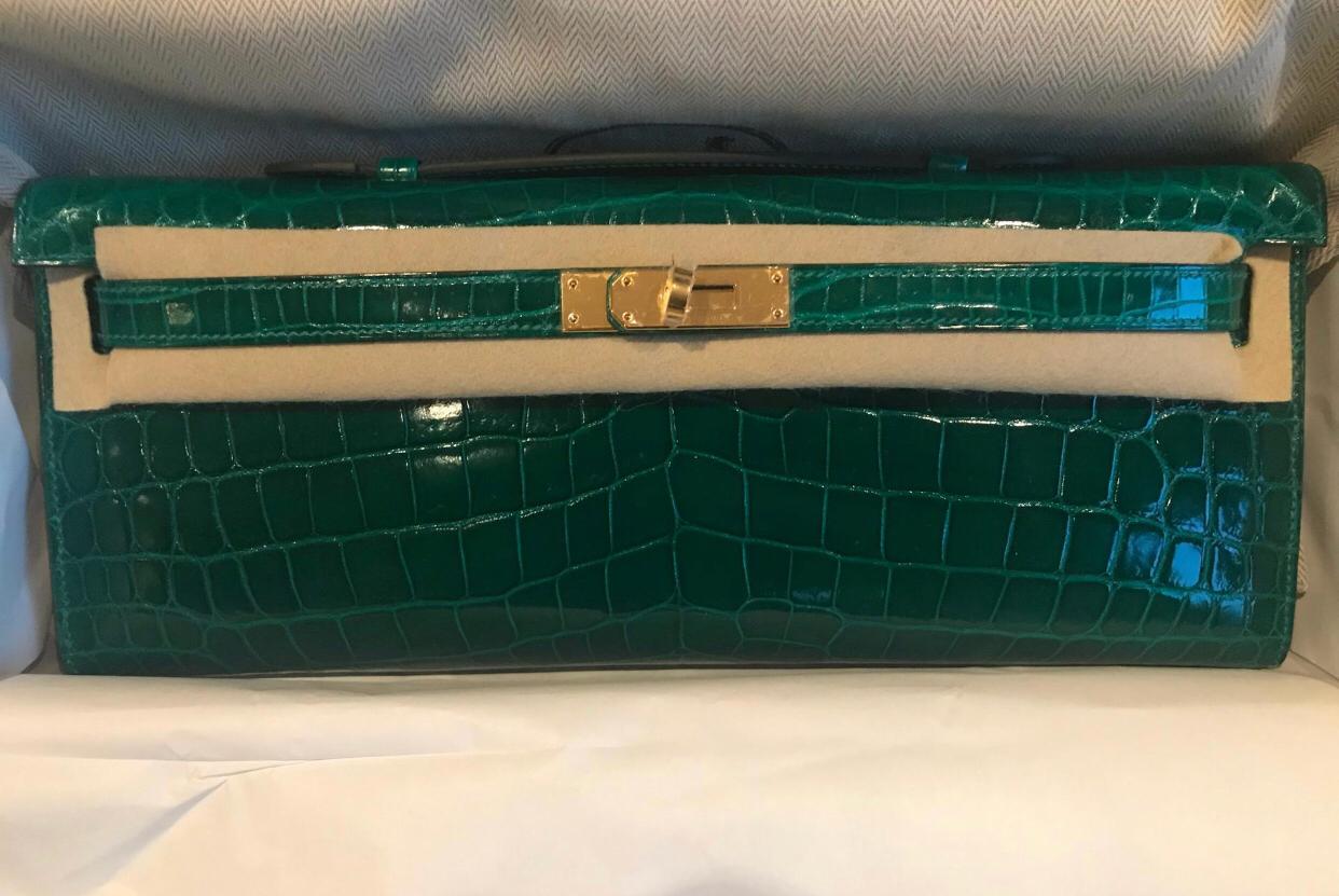 A SHINY VERT EMERALD POROSUS CROCODILE KELLY CUT CLUTCH WITH